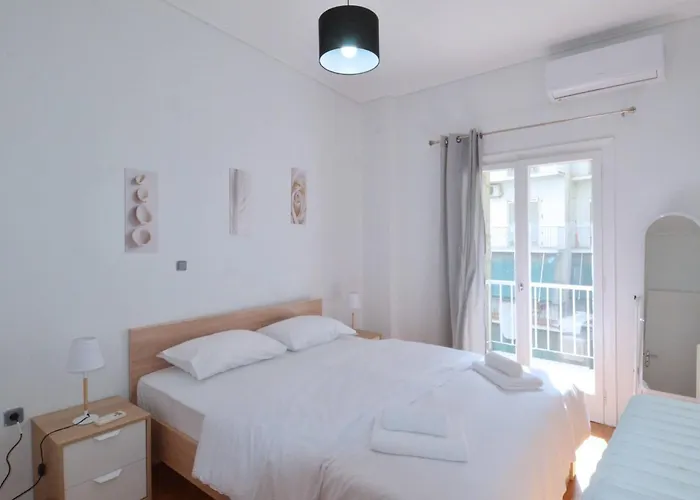 A Cozy Minimal Apartment At Koukaki, Dimitrako...